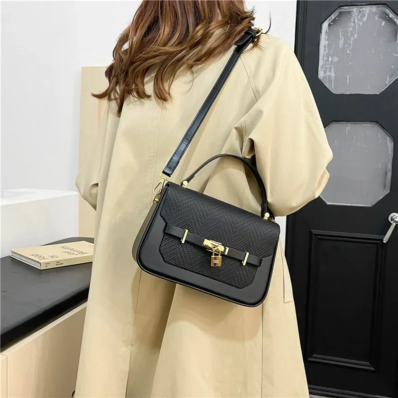 

Commuter Friendly Large Capacity Messenger Bag With Minimalist Business Look In Solid Color