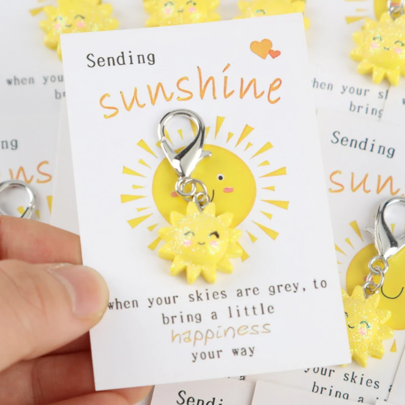 Ensemble de porte-clés 2D de la série Soleil souriant, 10/16 pièces, avec une jolie carte soleil, symbole d'espoir et d'énergie positive, axé sur les relations à distance.