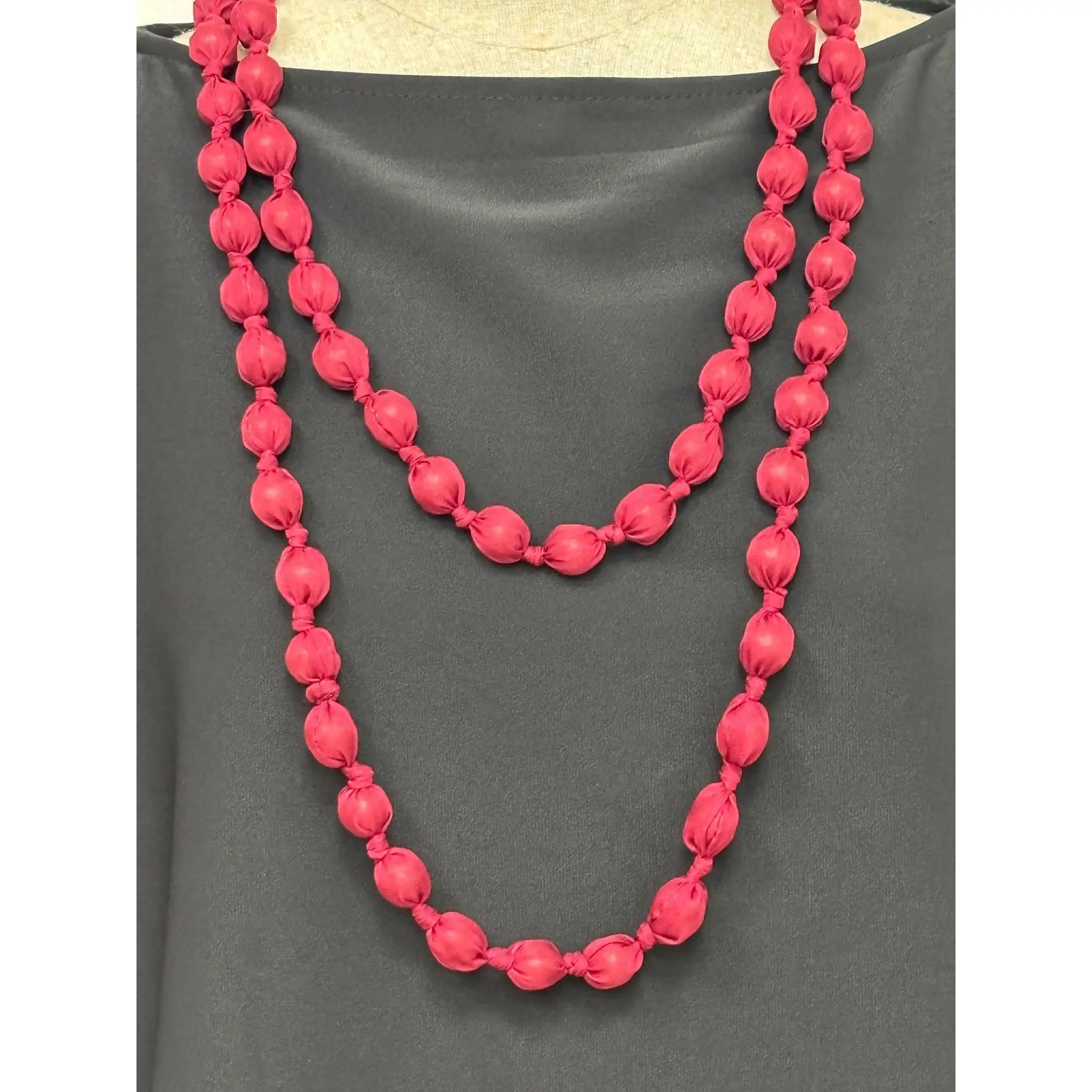 Collar de Bolas Forradas con poliester  color burdeo  El Complemento Indispensable para tu Traje de Flamenca