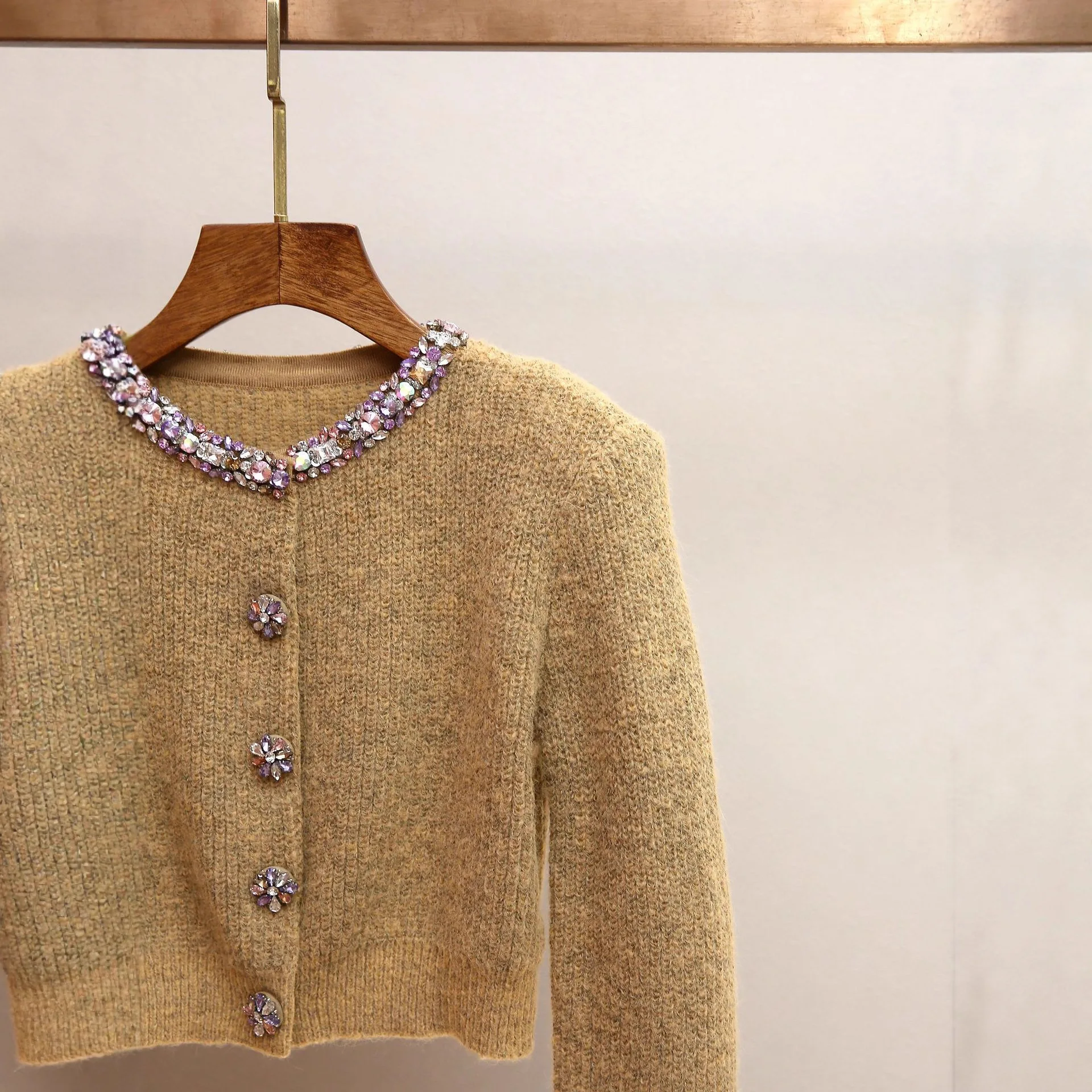 2025 herbst Neue Kaffee Verstärktes Diamanten Chic Pullover Jacke Weibliche O Hals Langarm Abnehmen Luxus frauen Pullover Mantel