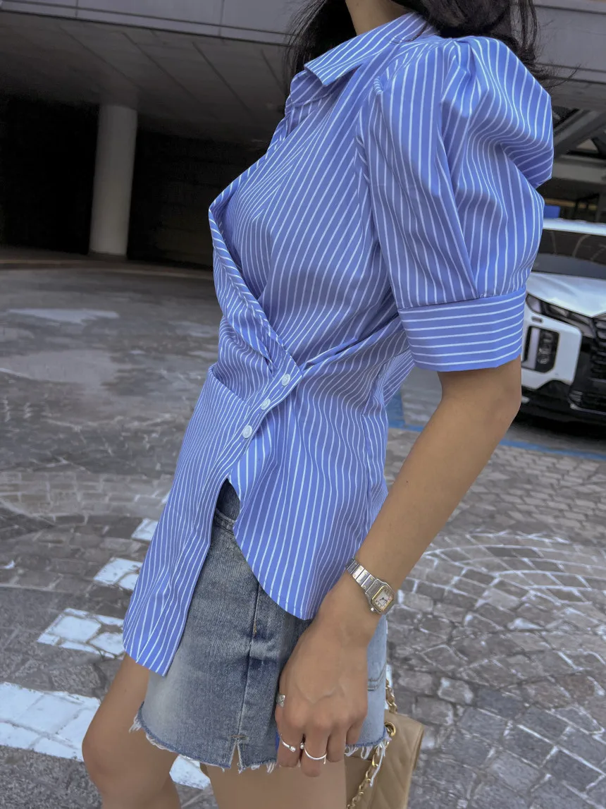 Elegancka bluzka damska z bąbelkowym rękawem, kołnierzykiem, bocznymi guzikami, wyszczuplająca, w pionowe paski, modna, do pracy, luźny krój.