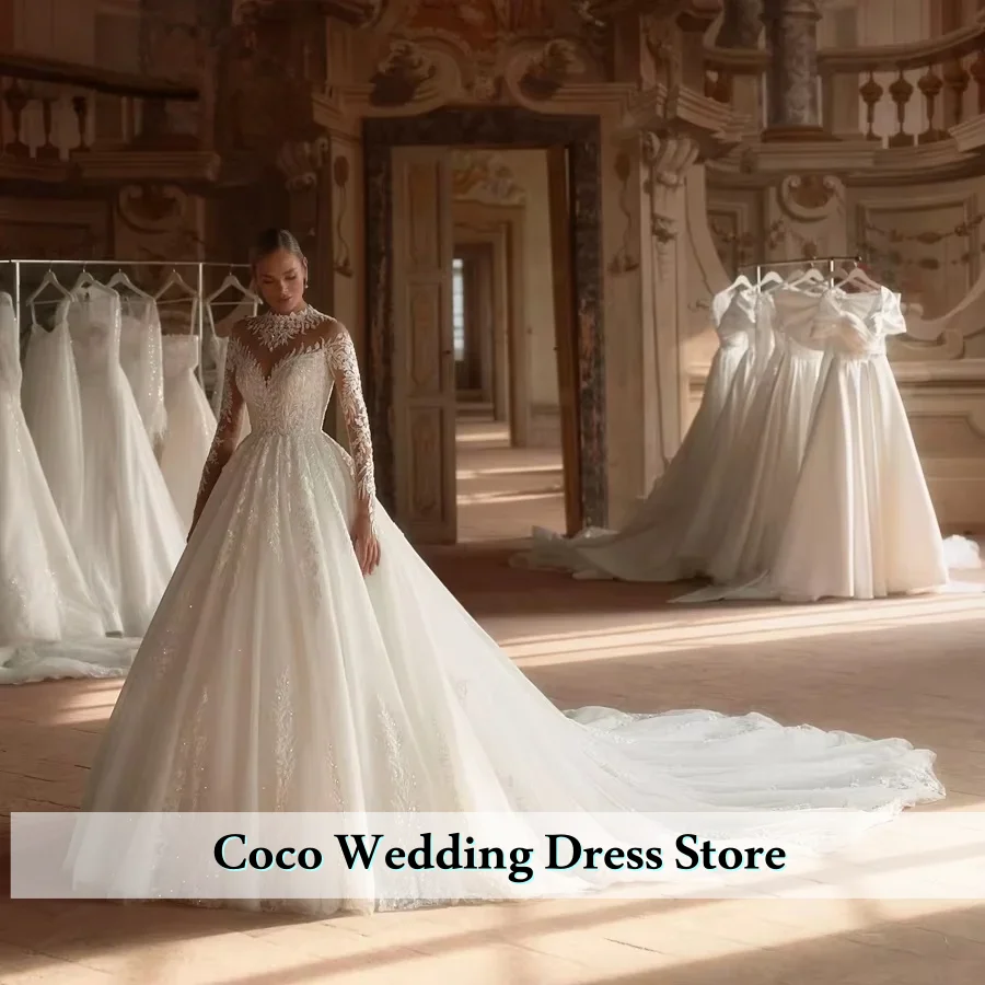 ชุดแต่งงานทรงบอลกาวน์แบบคอสูง แขนยาว หรูหราสั่งตัดพิเศษ ประดับลูกปัดและงานปัก พร้อมชายกระโปรงยาวแบบเจ้าหญิง