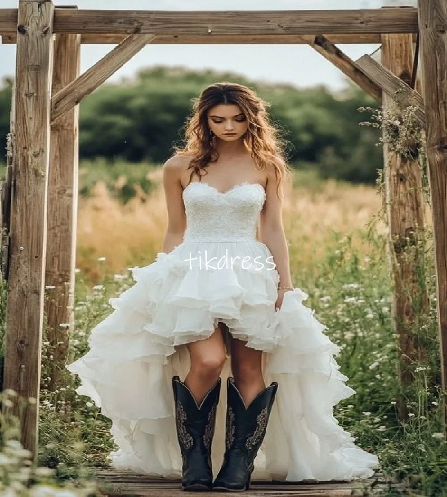 Country Style Cowgirl Wedding Dress 2025 Hi Low Boho Short Bridal Dress Tiered Sweetheart Lace Beach Bride Dress Customized