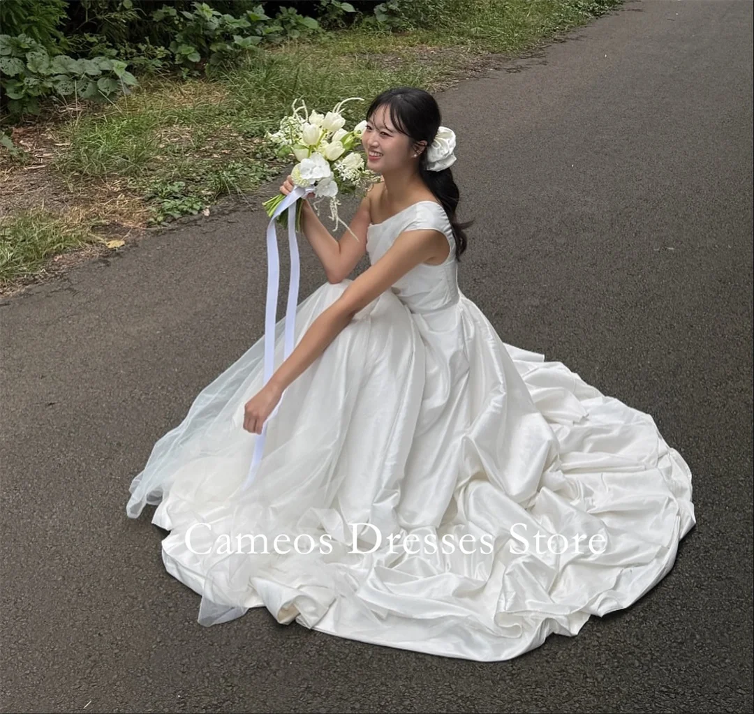 ชุดแต่งงานแบบเรียบง่ายสีไอวอรี่แบบไหล่เดียว แขนกุด ผ้าซาติน ชายกระโปรงยาวลากพื้น  ชุดเจ้าสาวสำหรับผู้หญิง  แบบสั่งตัดได้จาก SONDR