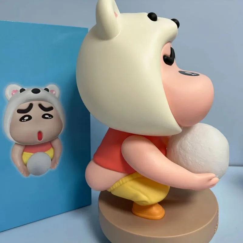 Crayon Shin-Chan Figurines d'Action, Collection de Personnages d'Anime Mignons, Modèle Shoous en PVC, Jouets Cadeaux pour Chambre à Coucher et Bureau, 42cm