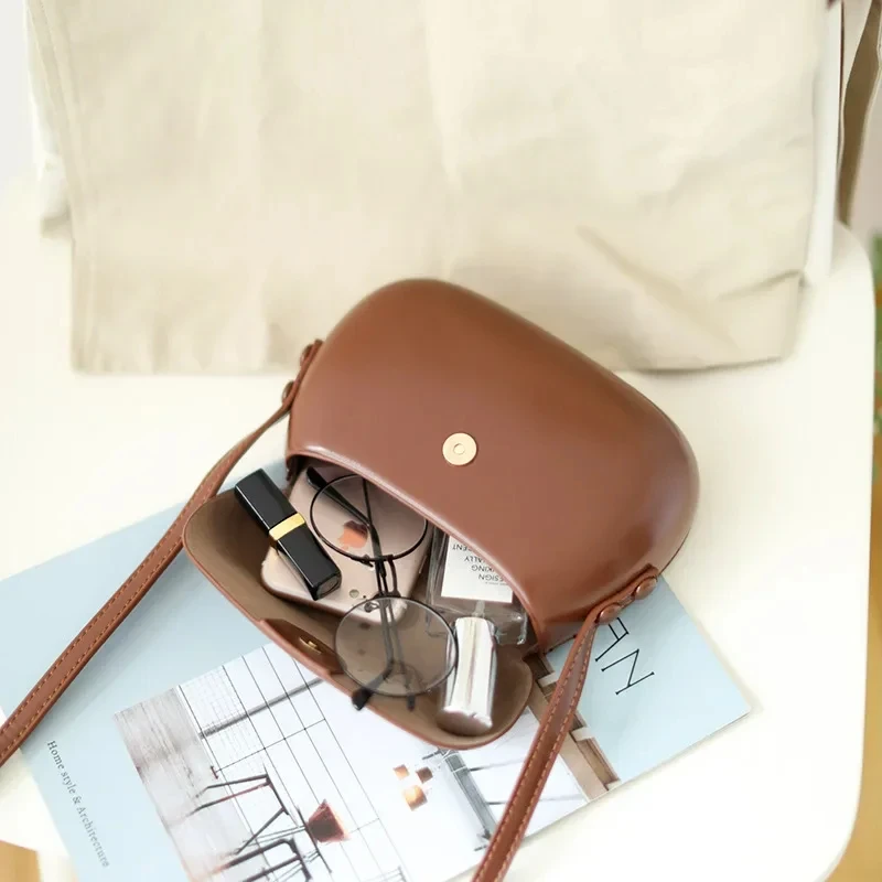 Women Messenger Bag High Quality PU Leather Shiny Shoulder Bag Fashion Hard Bag Flip Buckle Mobile Phone Bag Outing Coin Purse