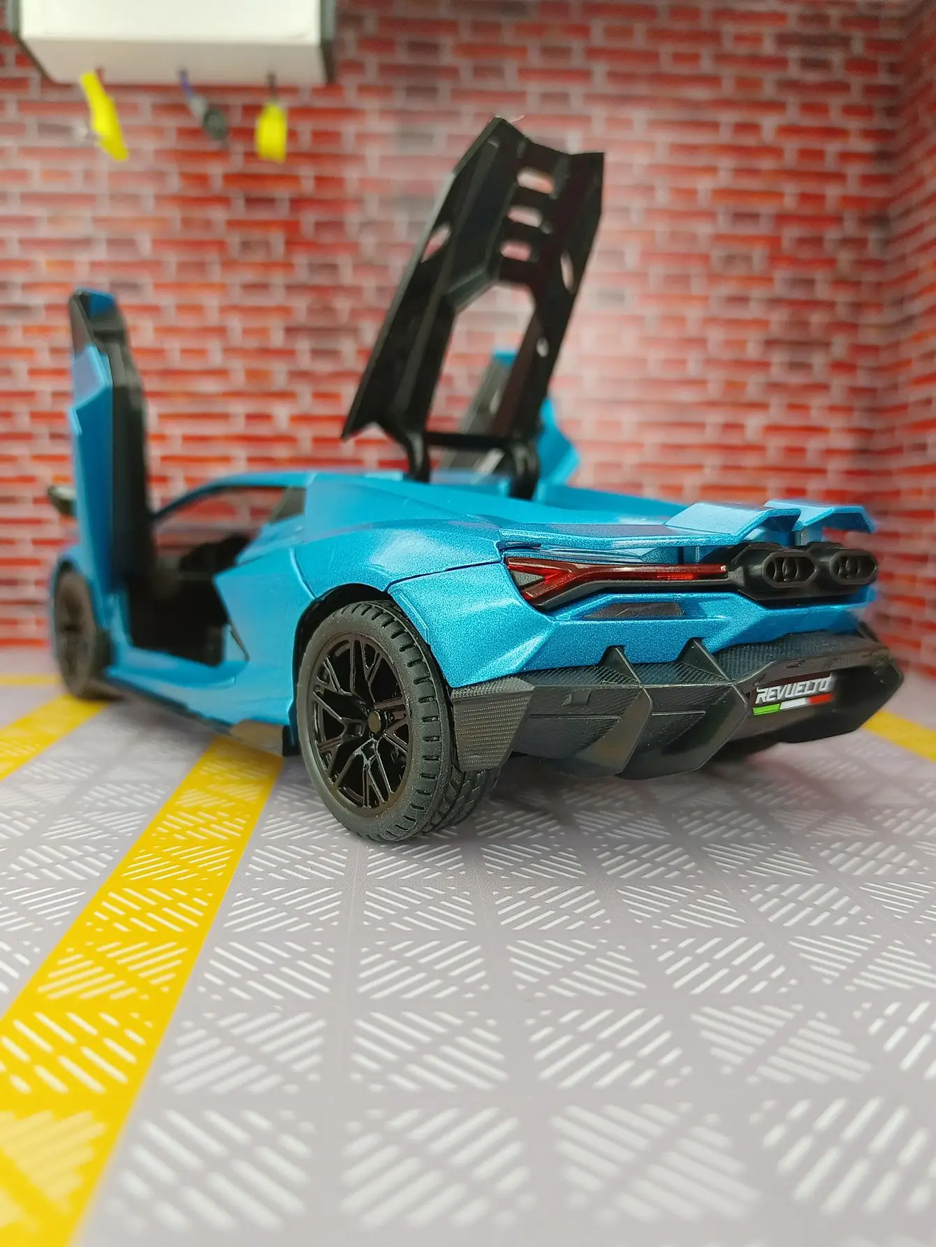 1:24 Reventon Supercar Legierungsautomodell Ornamente Sammlung Türen und Motorhaube Kofferraum kann das Pull-Back-Auto feine Verarbeitung öffnen