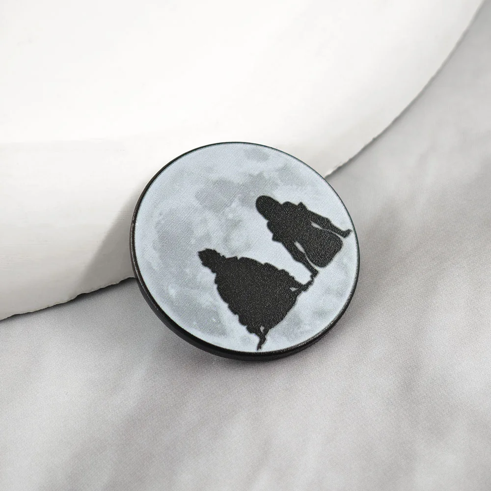 Punk-Edgerunners Brosche David Lucy Mondlicht-Silhouette Metall-Abzeichen Vollmond Emaille-Pin Gamer-Fan-Geschenk – Detail 6