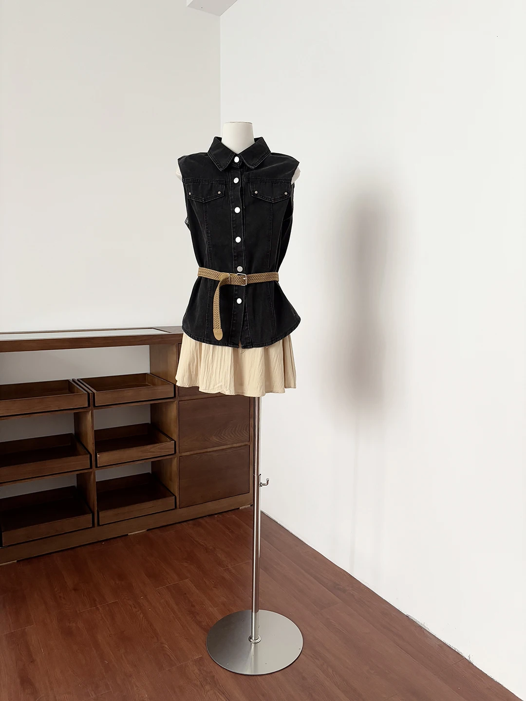 

Летний женский джинсовый комплект 2026: топ-майка и шорты с эластичным поясом, повседневный, без рукавов, с высоким воротником, модный образ