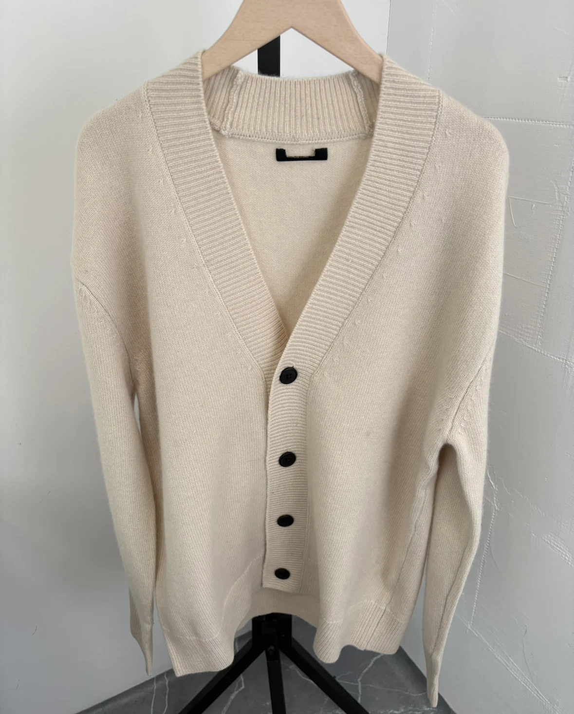 

Кардиган из чистой шерсти MD99000: вязаный, повседневный, городской, мягкий, теплый, дышащий, с V-образным вырезом, на пуговицах