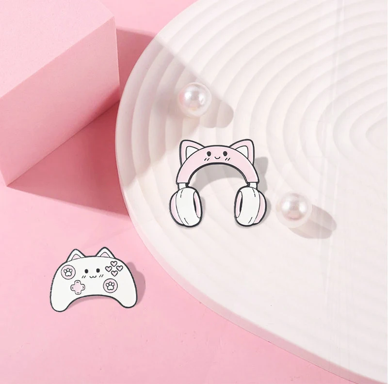 Console di gioco Cute Cat Pin distintivo con risvolto Fun Cartoon Jewelry Gift for Friend Cat Keyboard spilla smaltata Mouse e tastiera personalizzati