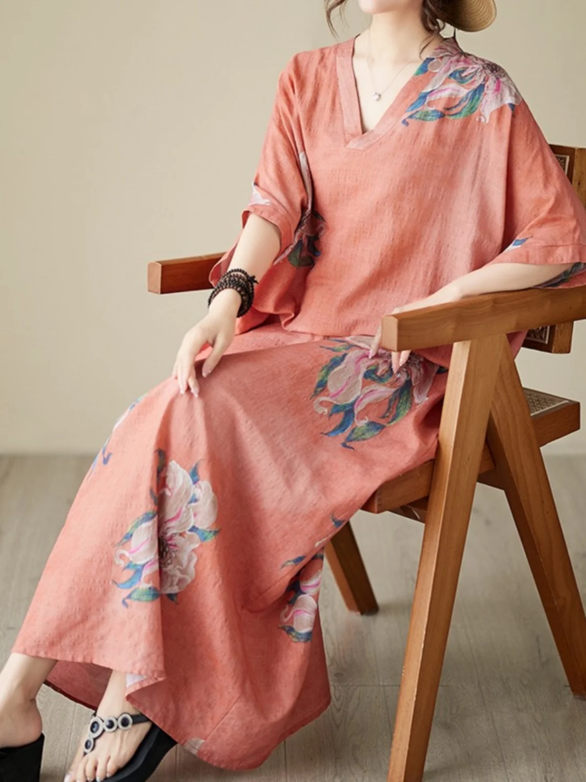 レトロな花柄プリントのマキシ丈ワンピース、スリムでゆったりとしたフィット感、夏のヴァイオンスタイル、Vネック、Aライン、ドレープ、女性用ファッション