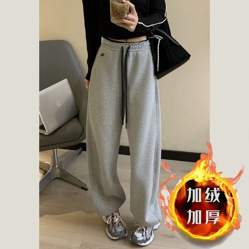 Calça de moletom cinza esportiva de veludo 2025 outono e inverno novas calças casuais soltas e drapeadas leggings para mulheres