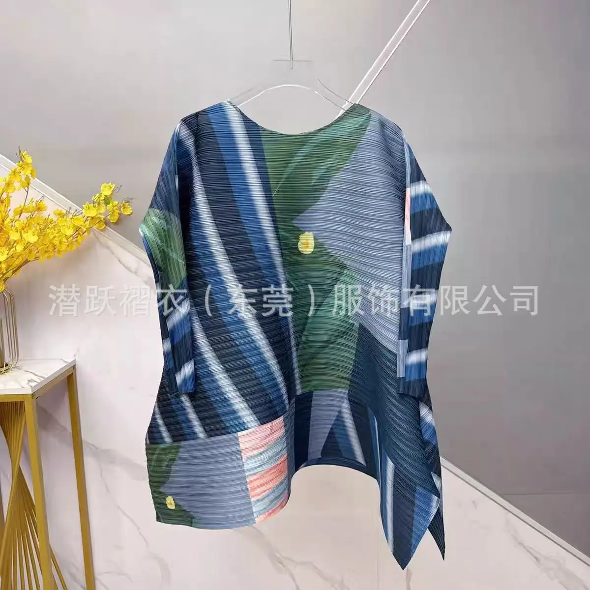 

Women 2-piece Set with Pleated Print Colour-blocked Pattern Plus Size T-shirt High-waisted Loose-fit Straight-leg Pants