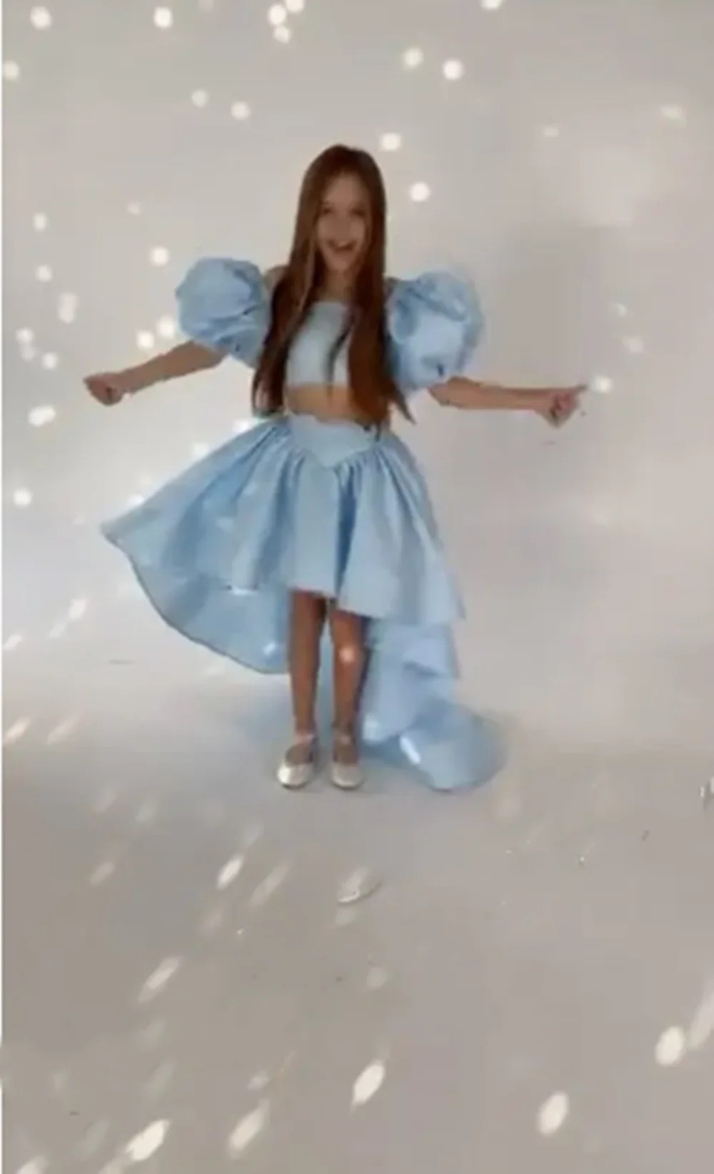 カスタマイズされた赤いフラワーガールドレス結婚式用サテン2ピースセットテール付きふくらんプリンセス子供の誕生日初聖体拝領ボールガウン