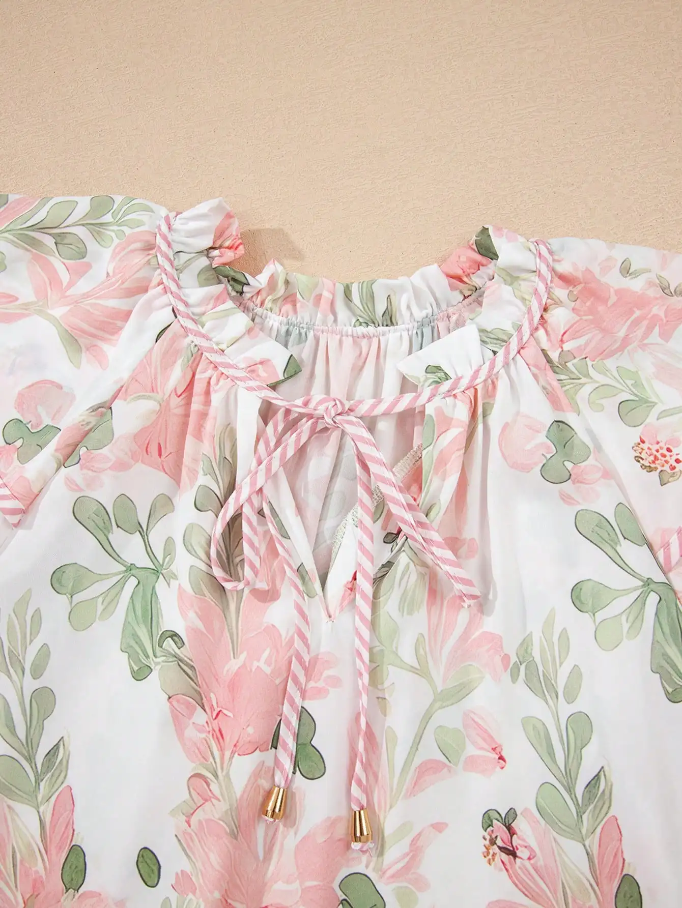 

Летняя розовая блузка Acelitt с принтом в полоску, контрастными цветами, многослойными рукавами с рюшами и V-образным вырезом для отпуска