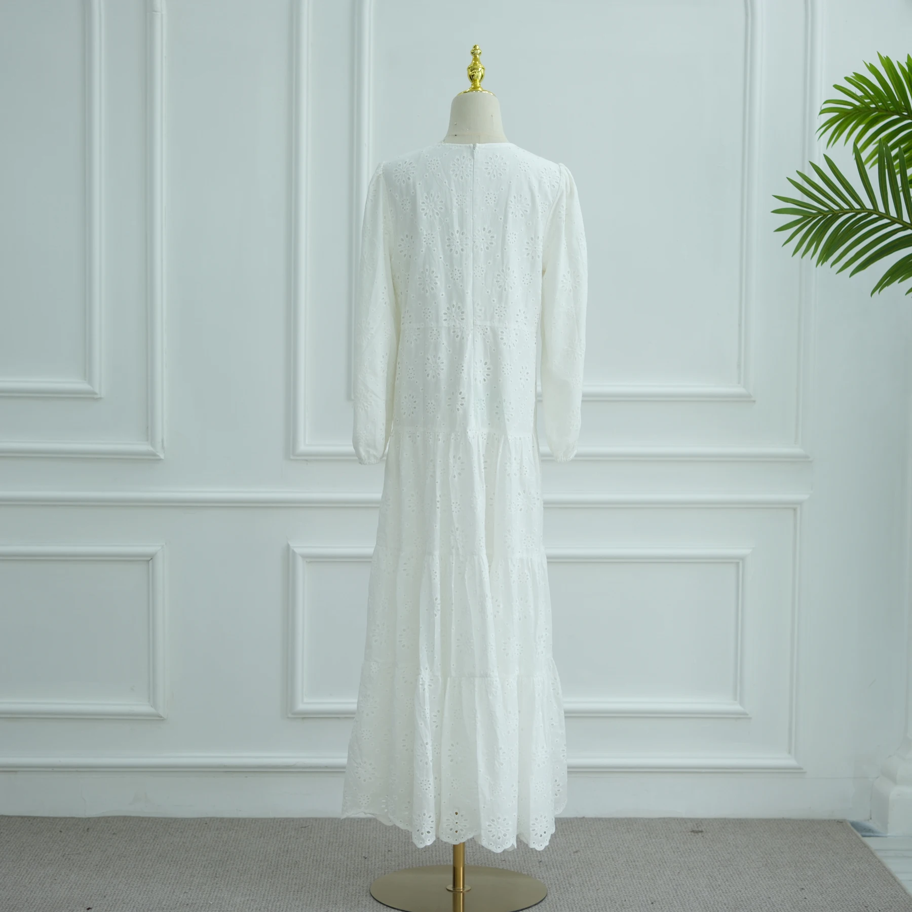 魅力的なアイレットコットンレースのムスリムロングワンピース、長袖裏地付きアバヤドレス、イブニングパーティー、ラマダン、ヒジャーブ、イスラム服