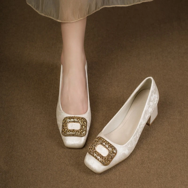 

2024, весна-лето, новая мода, туфли на плоской подошве со стразами и квадратными пуговицами, атласная повседневная женская обувь с неглубоким носком и квадратной головкой