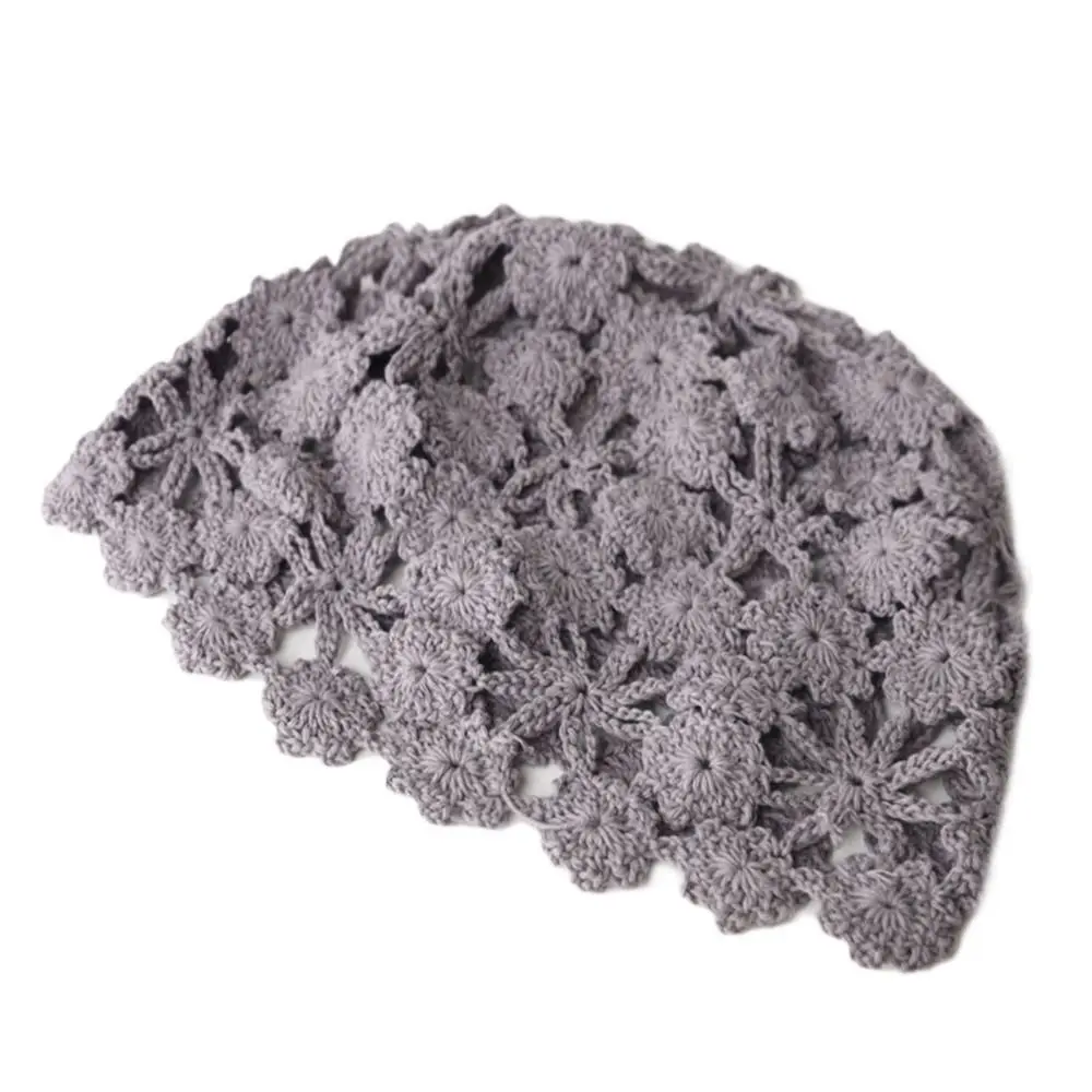 女性の通気性のあるくり抜かれたニット帽、カジュアルなベレー帽、Skulliesキャップ、夏のファッション、花