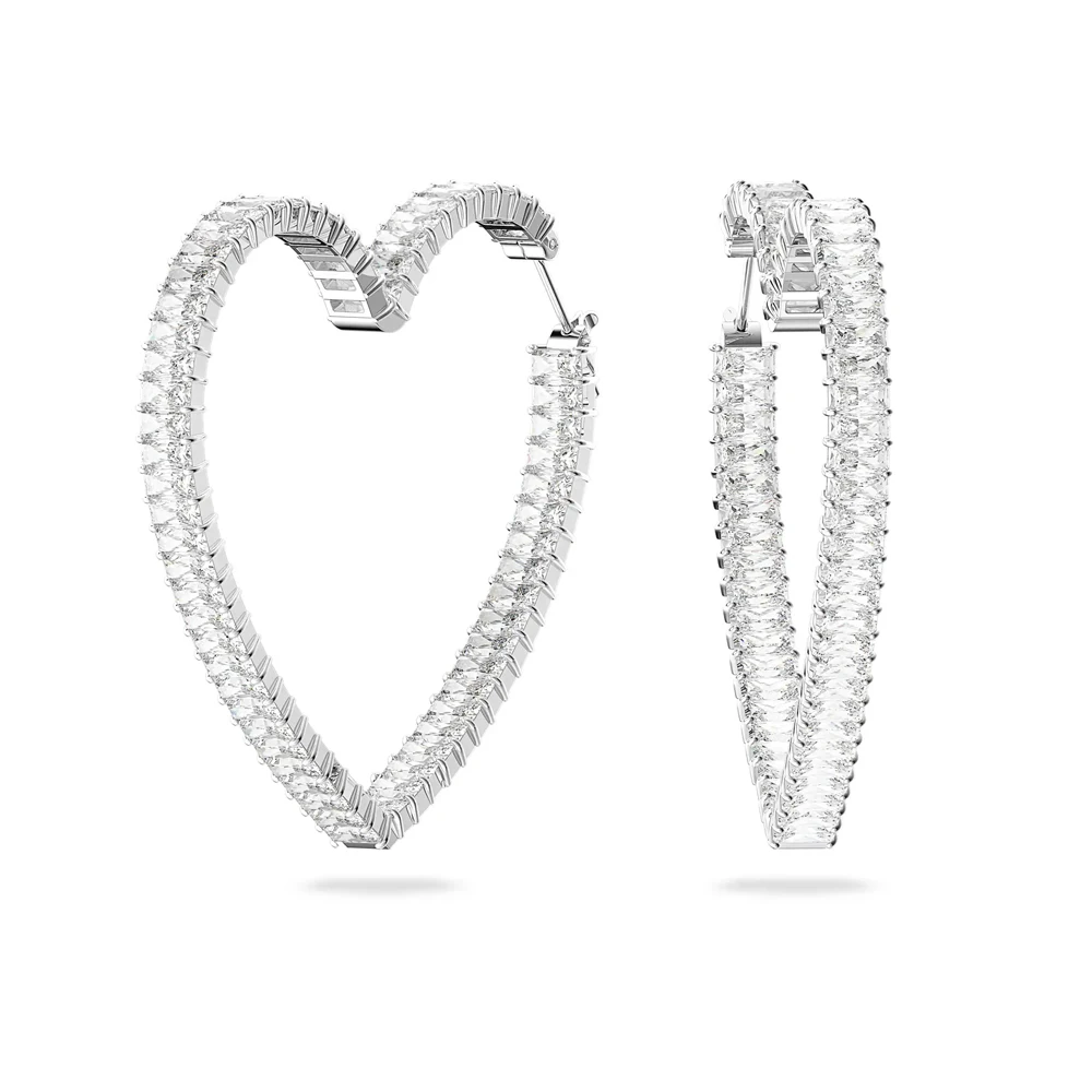 

Крупные серьги-кольца с кристаллами в форме сердца — смелый романтический аксессуар