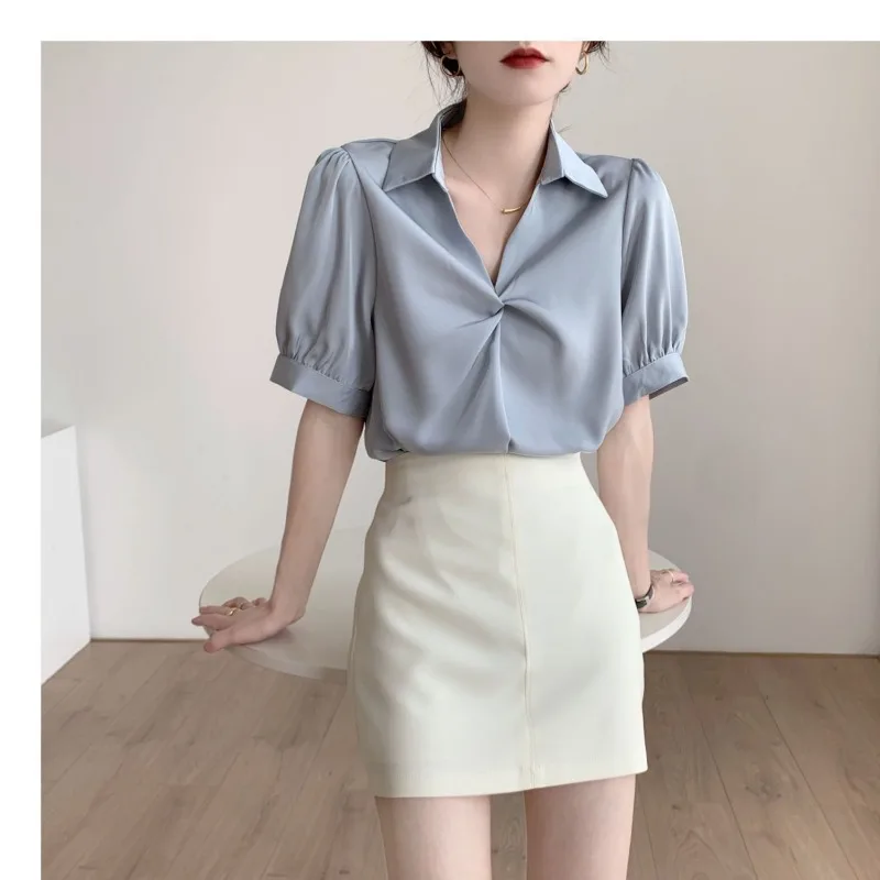 

Женская голубая блузка с короткими рукавами и воротником с закрученной передней частью, атласный повседневный топ с пышными рукавами