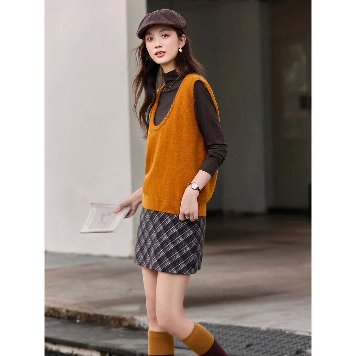 مجموعة VIMLY النسائية المتماسكة لخريف 2025 سترة متماسكة بأزرار على شكل حرف U وسترة متماسكة بلون سادة وياقة مدورة ملابس عصرية لافتة للنظر 30368