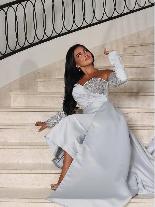 Silberne glitzernde Abendkleider mit Überrock, schulterfrei, langärmelig, Kristallperlen-Abschlussballkleid, maßgeschneidertes Jersey-Bespok