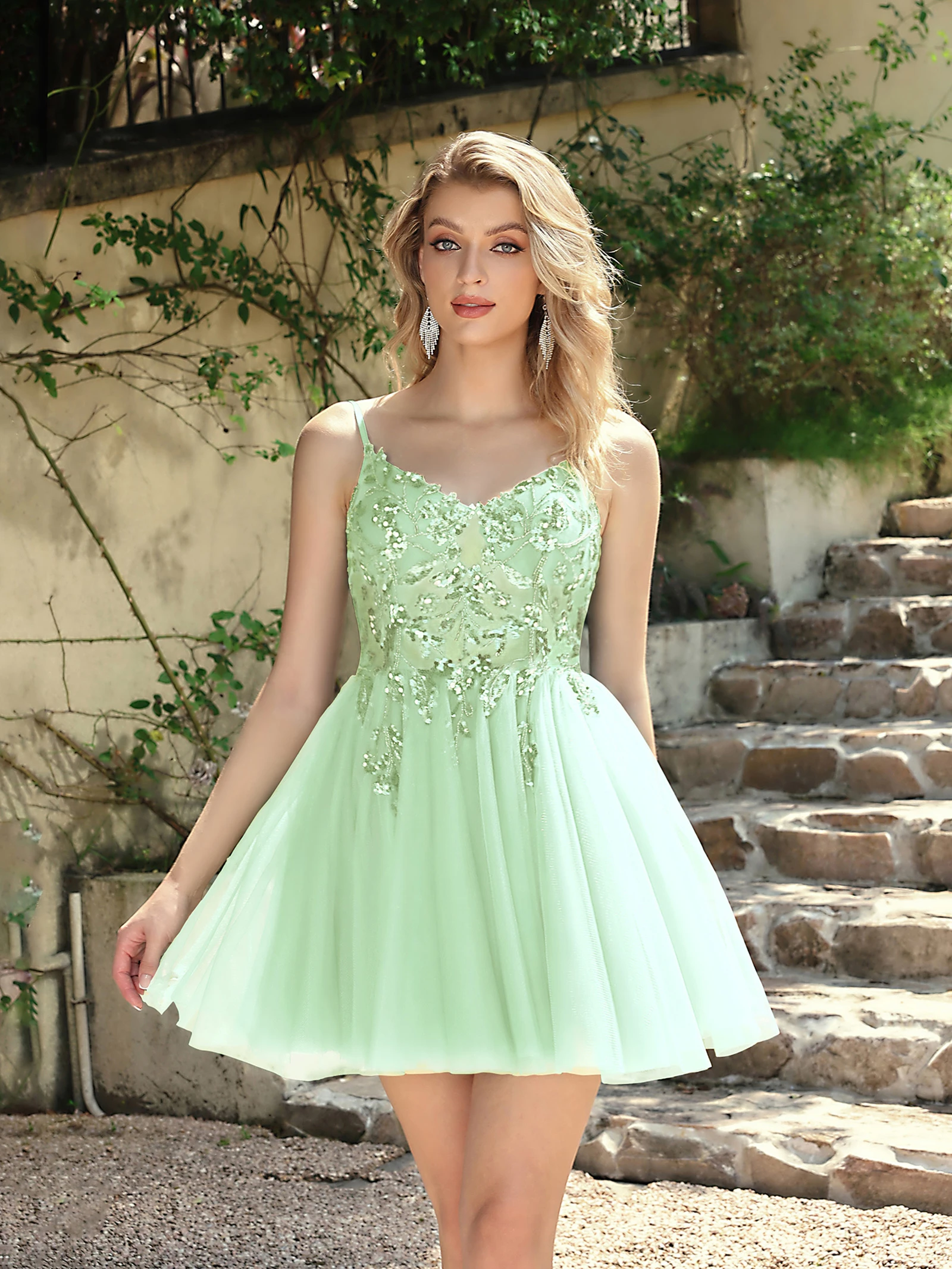 ชุดเดรสงานเลี้ยงคืนสู่เหย้าสำหรับสาวๆ แบบเซ็กซี่ คอวี โชว์หลัง ชุดมินิเดรสค็อกเทล แขนกุด ประดับเลื่อม ชุดเดรสสั้น แต่งลูกไม้ ผ้าทูลล์ ทรงเอไลน์