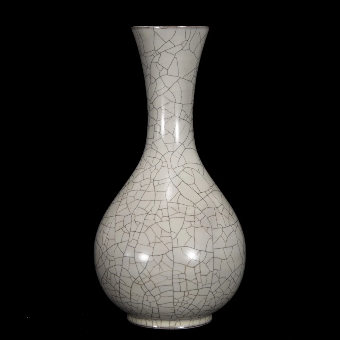 

Song Dynasty Ge Kiln eggshell-white glaze globular vase