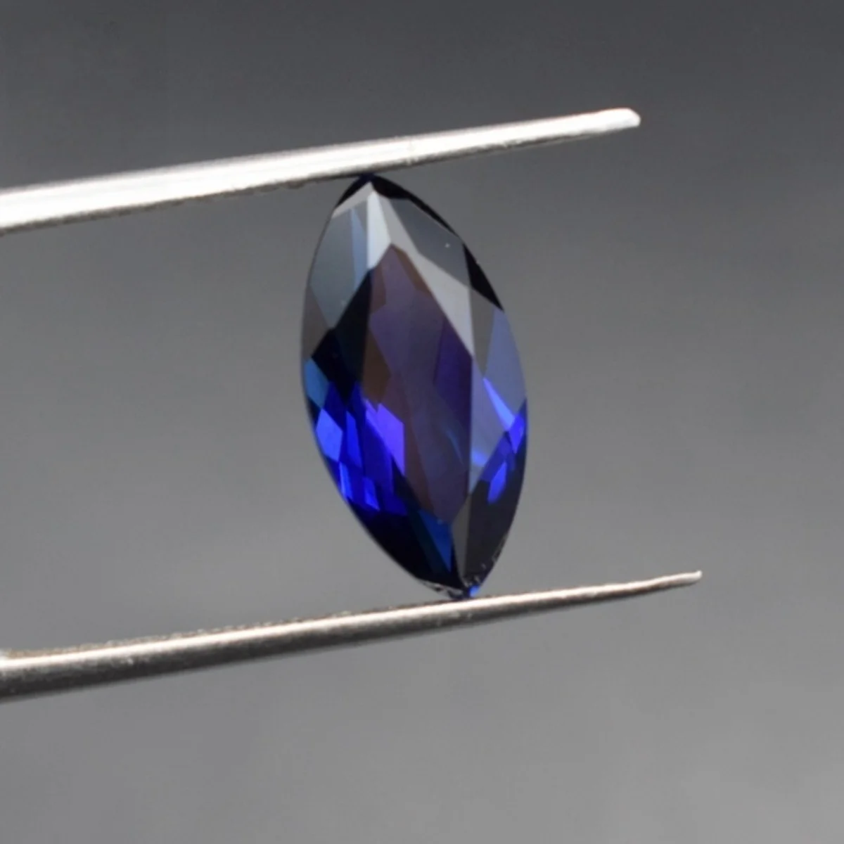 

Сапфир королевского синего цвета, огранка маркиз, класс 3А, с фасетной огранкой, несколько размеров на выбор