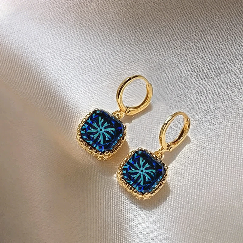2026 Neues Design Blauer Quadratischer Kristallanhänger Goldfarbener Ohrringverschluss für Damen und Mädchen Luxus-Schmuck Sommer-Trend-Accessoire – Detail 6