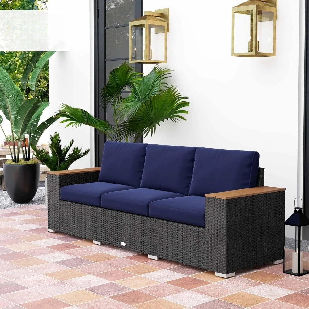 أريكة فناء خارجية بثلاثة مقاعد مع وسائد، أريكة من الخيزران من البولي إيثيلين مع مساند للذراعين واسعة من الخشب والحبوب، أريكة من الخيزران في الهواء الطلق للشرفة، G #1