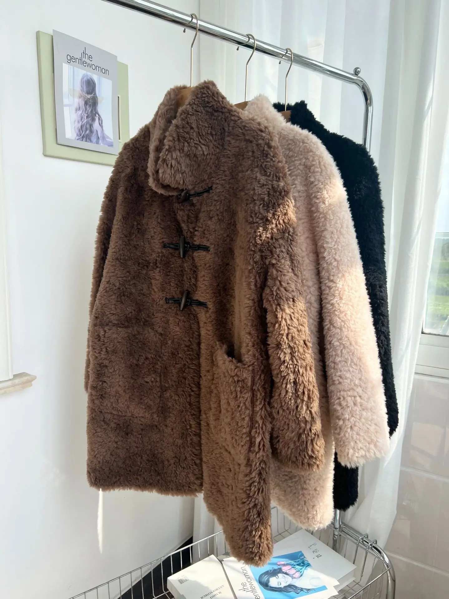 100 الأغنام الصوف البقرة القرن زر معطف الفرو المرأة الفراء قطعة واحدة متوسطة إلى طويل نمط سترة #1