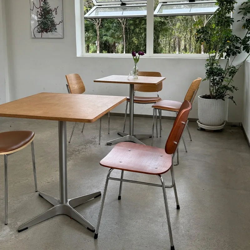 Simple-style Café and Bakery Tables and Chairs That Are Visually Appealing and Create a Cozy Atmosphere.