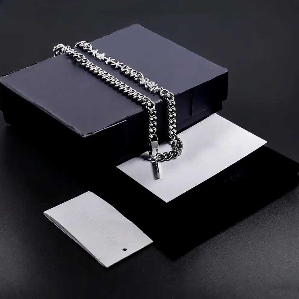 collar-tipo-choker-con-letras-de-la-coleccion-alyx-dark-techwear-de-la-marca-high-street-con-cadena-de-metal-plateado