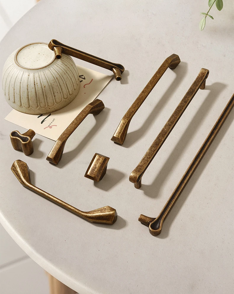 

Vintage Retro Antique Brass Zinc Alloy Cabinet Handles Antique Brass Cabinet Knobs and Pulls Hardware for Bedroom, Kitchen