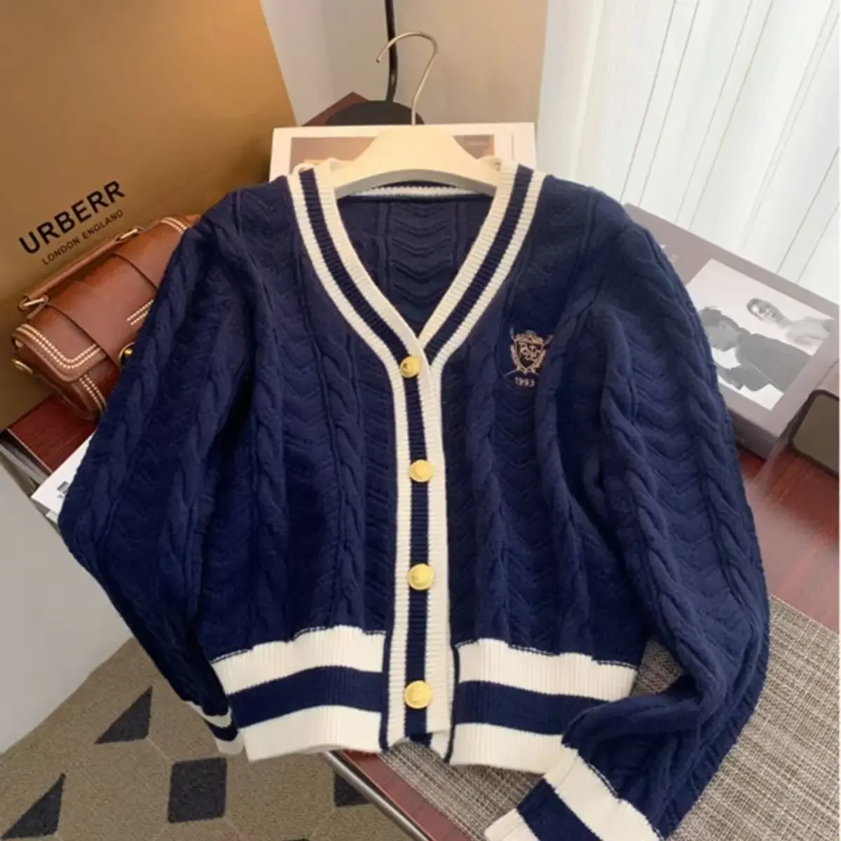 Cárdigan azul marino Retro de estilo británico para mujer, suéter tejido para mujer, insignia de estilo Preppy bordada, chaqueta Y2k, abrigos de invierno, Tops con cuello en V