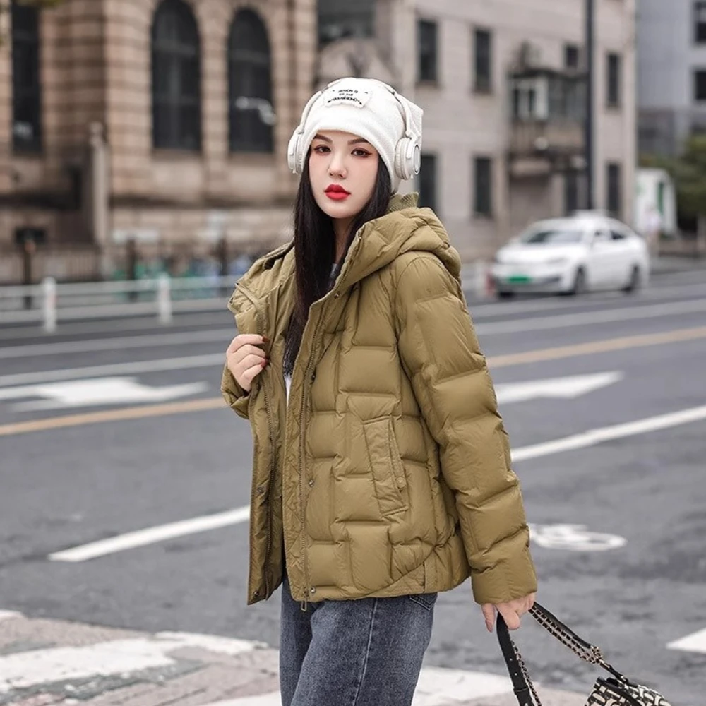سترة خفيفة للنساء دافئة 2025 شتاء فضفاض قصير 90% الأبيض بطة أسفل معطف الخريف مقنعين أبلى موضة سترة منفوخة سيدة