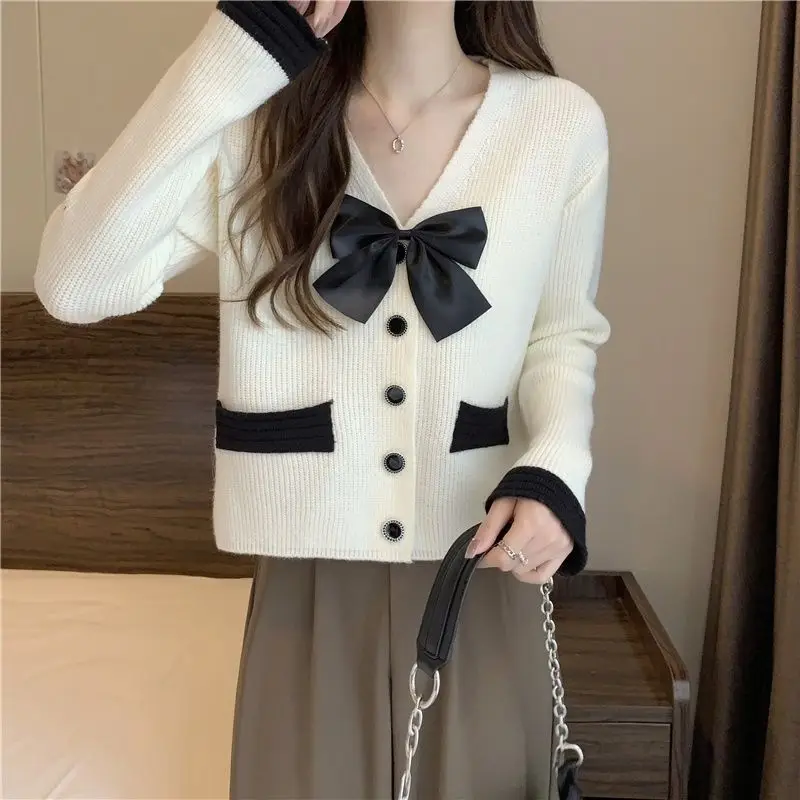 Autumn and Winter 2024 New Small Fragrant Style Bow V-neck Design for a Skinny and Elegant Style Knitted Sweater for Women