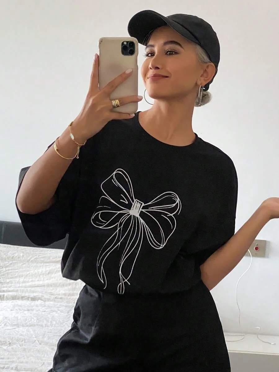 

Plus - Size Minimalist Bow Graphic Tee, Black Short - Sleeve with Sweet Design