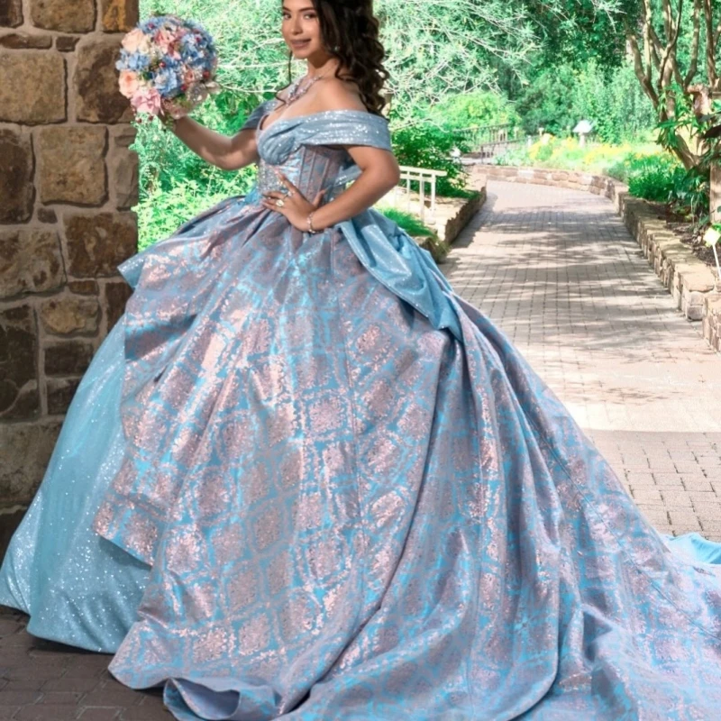 Robes de Quinceanera bleu ciel brillant personnalisées, épaules dénudées, paillettes appliquées superposées, longue queue avec nœud, 15