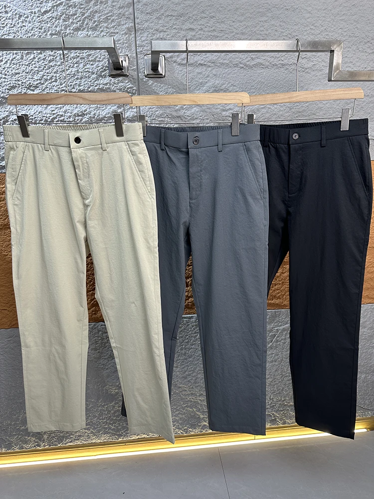 

Мужские повседневные брюки превосходного кроя: комфортные, дышащие, немнущиеся, с эффектом драпировки. Новинка весенней коллекции. Стильные городские брюки прямого кроя.