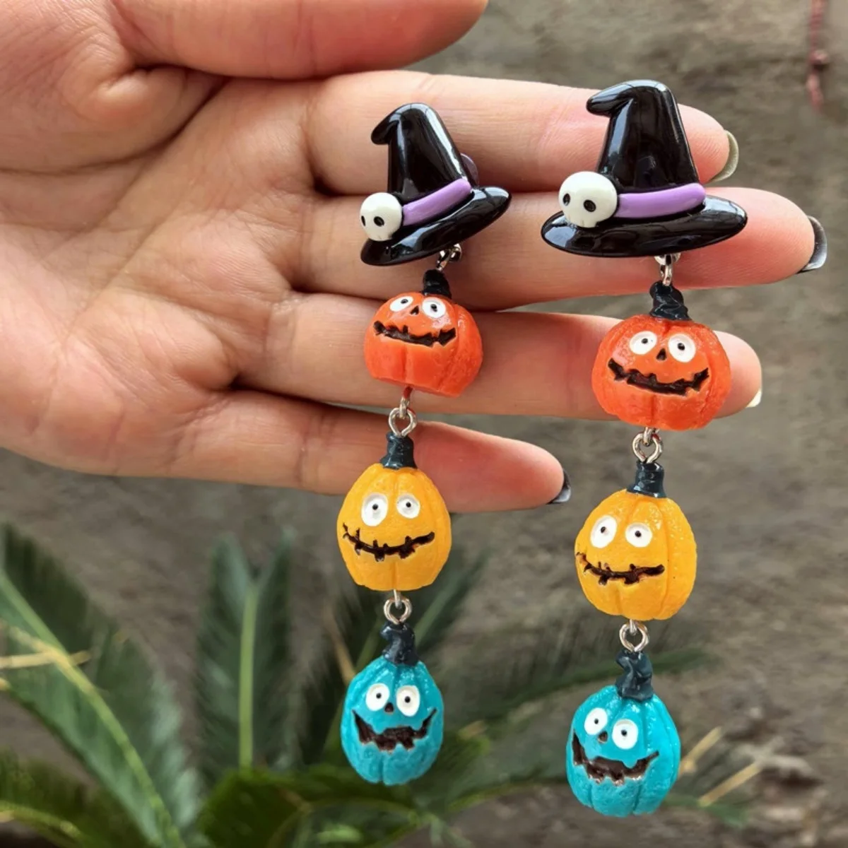 Halloween-Ohrringe mit buntem Kürbis-Motiv aus Harz für Damen, Geister-, Kürbis-, Totenkopf- und Hexenhut-Design, hängende Ohrringe, Gothic-Party-Schmuck. – Detail 9