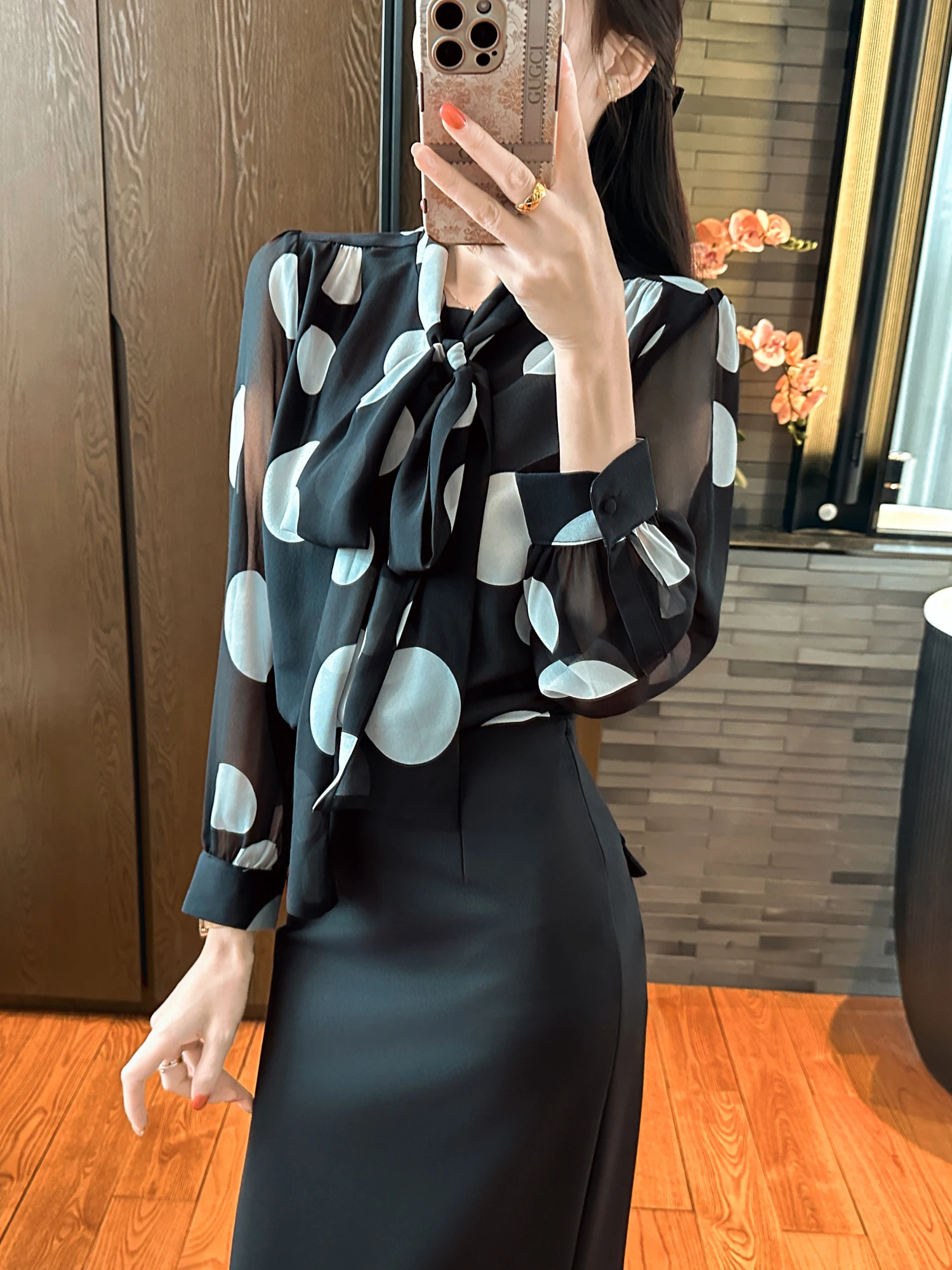 

Элегантная блузка в горошек Ele Polka Dot Melody от You See Sophistiion: изящность в верхней части тела с эффектом струящейся ткани. Женская мода Весна 2026.