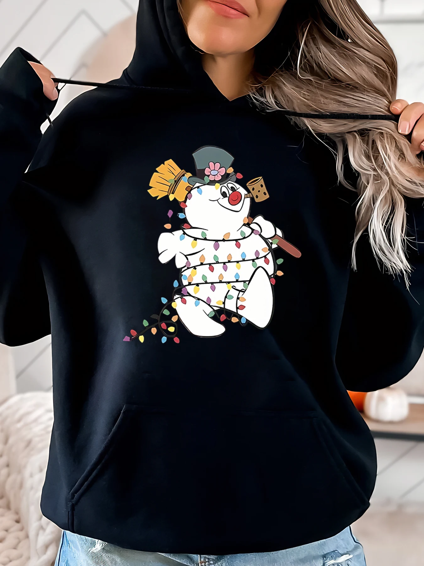 

Снеговик с рождественскими огнями и принтом Праздничная толстовка с капюшоном Женская повседневная одежда Зимний наряд Черный Большой размер