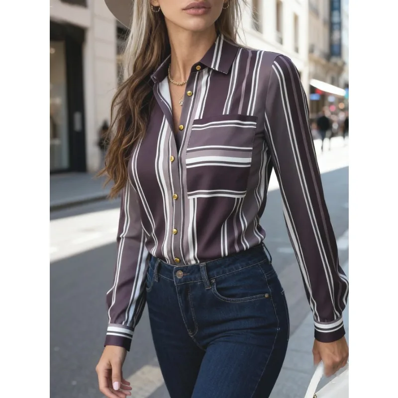 

Элегантный женский офисный костюм-двойка: полосатая рубашка на пуговицах и брюки прямого кроя с высокой талией для деловых встреч