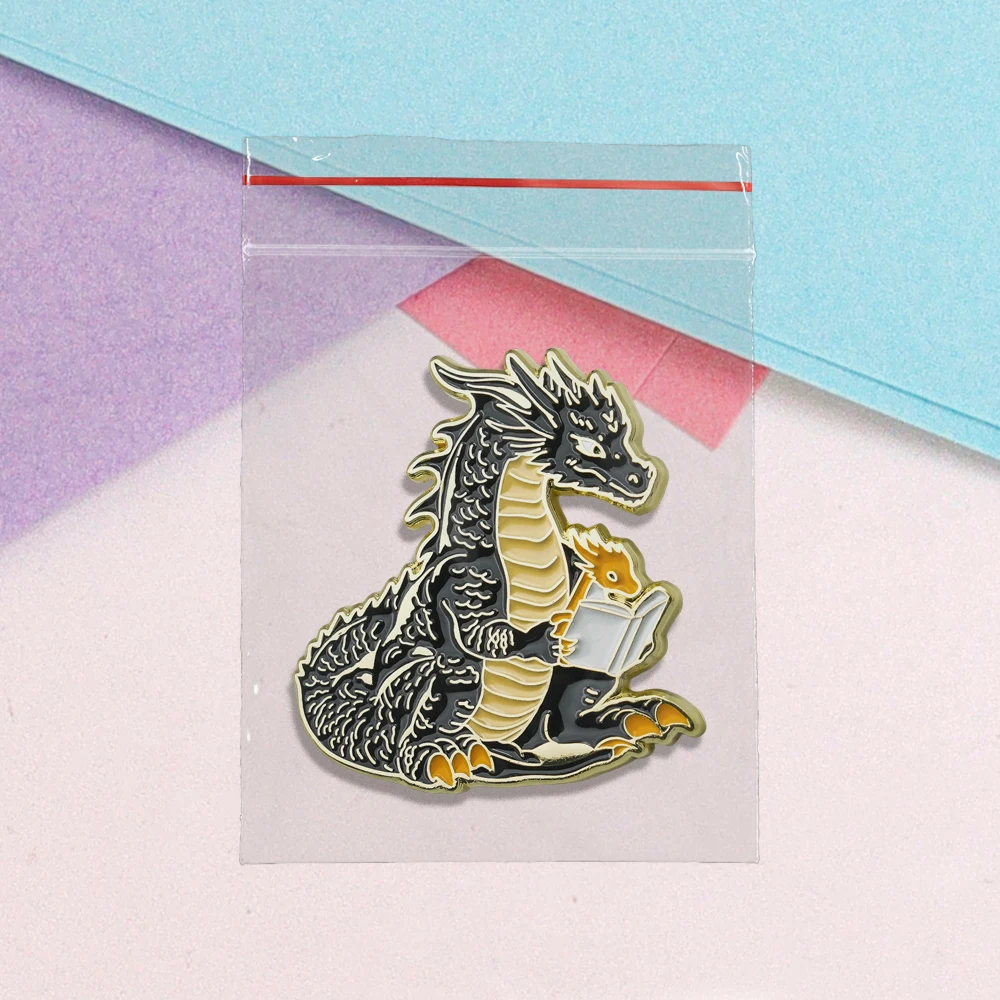 Dragon Reader Tairn und Andarna Emaille-Brosche, Fantasy-Romantik, Buchliebhaber, inspiriert von „Fourth Wing“, Anstecknadel, eiserner Flammen-Abzeichen-Accessoire – Detail 7