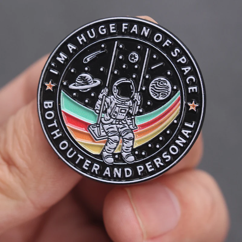 Soy un enorme fan del espacio, broche de astronauta arcoíris, accesorio de insignia de aleación