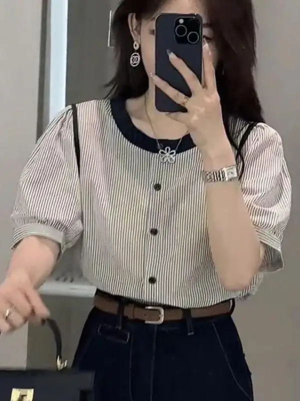 camisa-feminina-casual-de-manga-curta-com-gola-redonda-manga-bufante-listrada-e-caimento-solto-novo-estilo-2026-moda-verao