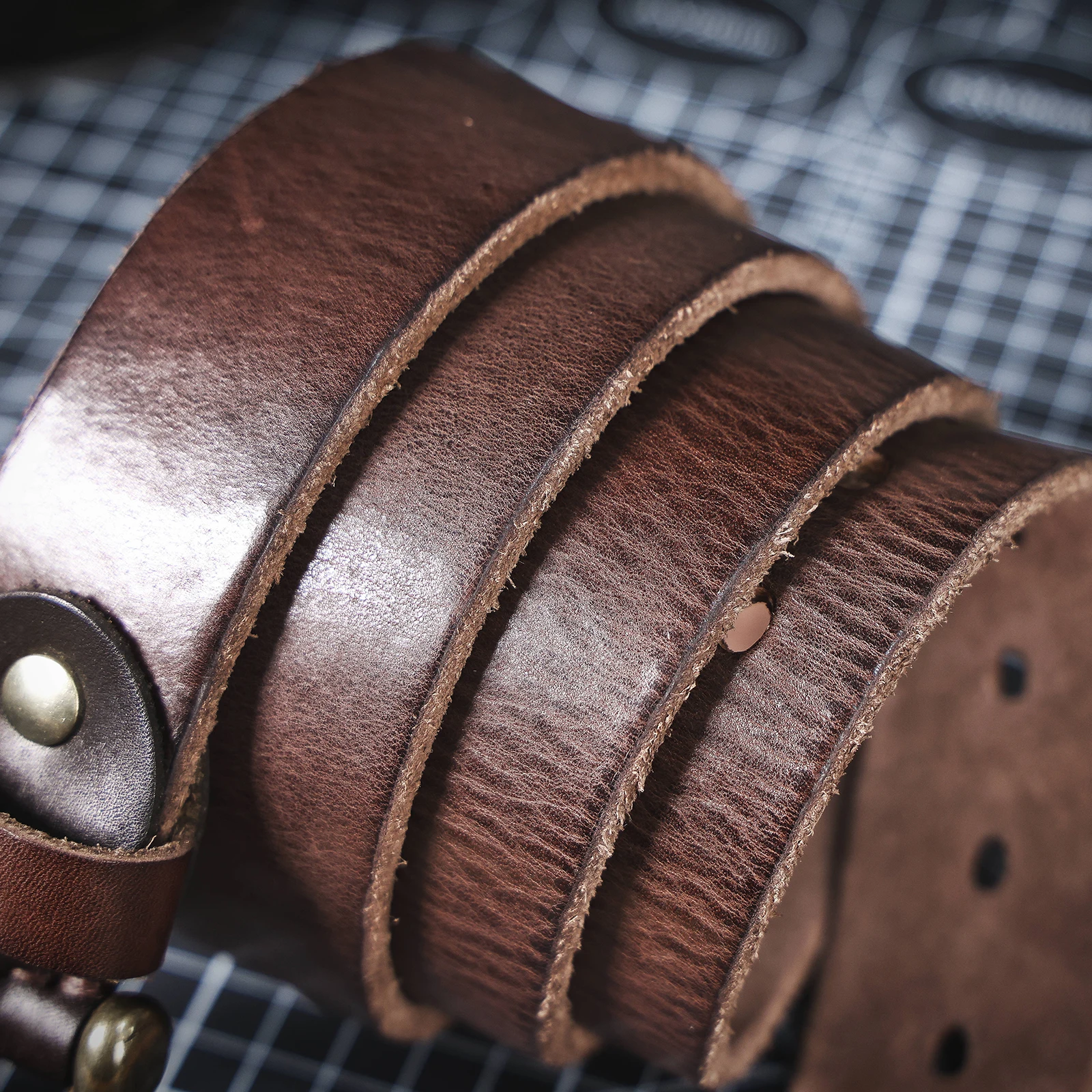 Vintage Echtleder-Herrengürtel mit Kupferschnalle, Handgefertigter Casual-Gürtel mit Geschenkbox, Verstärktes Oberleder aus Italien – Detail 19